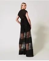 Pantalón palazzo de georgette negro con inserciones de encaje plisado, cintura alta con elástico y placa con el logotipo Oval T en la parte trasera.