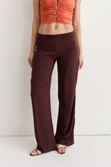 Pantalón negro de fibrana con cintura elástica.