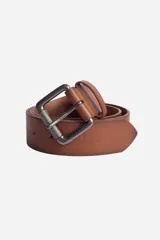 Cinturón marrón de cuero con hebilla metálica plateada con textura.