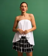 Blusa sin breteles de tricolina blanca, con pliegue delantero y modelo amplio.