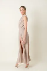 Vestido largo de lurex plisado color dorado, con un solo hombro, falda con abertura lateral y short incorporado.