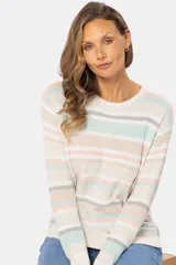 Sweater de punto fino color crema con rayas horizontales en tonos pastel: rosa, celeste, gris y beige. De corte recto y cuello redondo.