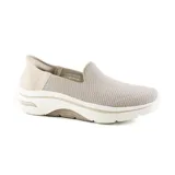 Championes Skechers Slip-ins Go Walk Arch Fit 2.0, color beige, con capellada de malla deportiva, plantilla Arch Fit removible, amortiguación Ultra Go y tecnología Comfort Pillars.