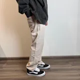 Pantalón de gabardina color beige, de corte recto y tiro medio.