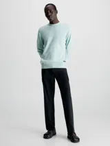 Sweater celeste de punto fino, con cuello redondo y logo de la marca en etiqueta cosida en el lateral.