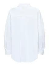 Camisa blanca oversize de Only, con cuello clásico, mangas largas, cierre de botones, puños ajustables y corte más largo en la parte trasera.
