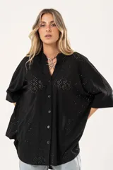 Camisa negra con calados, escote en V, abotonada y manga 3/4.