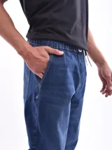 Pantalón jogger negro con cintura elástica y cordón ajustable.