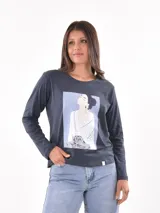 Remera azul piedra de manga larga con estampa de una mujer.