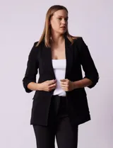 Blazer negro de crepe marca Tahari, con cuello con solapa y abertura central. Largo de manga ¾ regulable con presilla y botón. Delantera con bolsillos y forro interno.