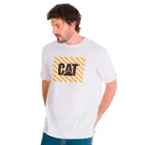 Remera color marrón de manga corta con logo de Caterpillar estampado en el pecho sobre un rectángulo con rayas diagonales negras.