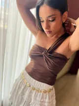 Top marrón de un hombro con detalle cruzado en el frente.