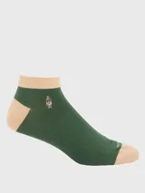 Calcetín corto para hombre de color verde oscuro con detalles en beige en el talón, la punta y el borde superior. Presenta un pequeño logo bordado de Hush Puppies en el lateral.