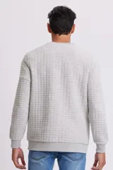 Buzo gris melange de corte clásico con textura capitoneada.