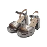 Sandalias blancas de cuero sintético con plataforma y tacón bloque. Tira ancha sobre los dedos y tira con hebilla al tobillo.