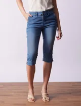 Pantalón capri blanco de algodón elastizado. Pretina con pasadores, botón y cierre. Delantera con bolsillos. Trasera con bolsillos simulados.