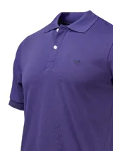 Remera polo de pique color violeta, con detalles contrastantes en puños y cuello, confeccionada en algodón pima peruano.