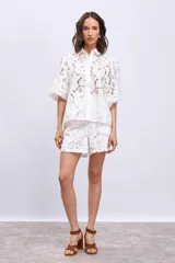 Short blanco de broderie con cintura elastizada.