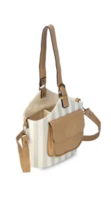 Bolso matera con diseño a cuadros en tonos rosados y blancos, con detalles en símil cuero color marrón. Presenta un bolsillo frontal con solapa, asa de mano superior y correa larga desmontable. Su interior cuenta con divisiones específicas para termo y mate.