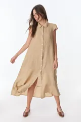 Vestido camisero celeste de lino, corte midi, con cuello camisero, mangas cortas con volados y abotonadura frontal.