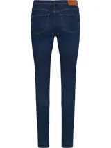 Jeans de calce ajustado color azul oscuro, con diseño de cinco bolsillos, cierre de botón y cremallera, detalles distintivos de Tommy Hilfiger, logo sobre el bolsillo posterior y parche en la cintura.