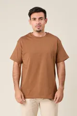 Remera gris de corte clásico y mangas cortas.