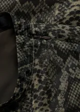 Vestido midi sin mangas, con cuello perkins y estampado de serpiente en tonos verde y negro.