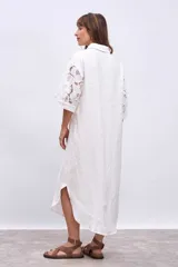 Vestido camisero blanco de lino con mangas cortas abullonadas de encaje y corte midi.