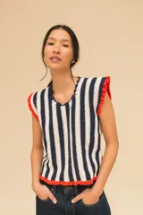 Top tejido a crochet a rayas verticales color azul marino y blanco, con volados en los bordes.