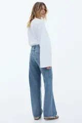 Pantalón de jean azul de tiro alto, corte wide leg y cinco bolsillos.