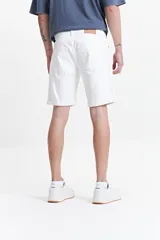 Bermuda de jean negra con dobladillo y corte a la rodilla.