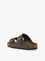 Sandalias Birkenstock modelo Arizona, color marrón oscuro, con dos correas ajustables con hebillas metálicas y plantilla anatómica de corcho y látex.