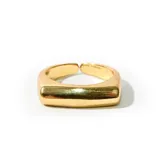 Anillo ajustable de bronce enchapado en oro, con diseño elegante y moderno.