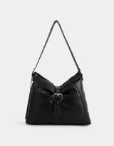 Cartera hobo negra de cuerina con correa regulable, cierre superior y hebilla frontal.