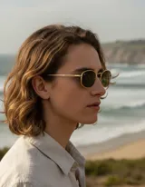 Lentes de sol rectangulares con armazón dorado de acero inoxidable y lentes polarizados verdes.