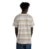 Remera de mangas cortas con cuello redondo y bolsillo en el pecho. Diseño a rayas horizontales en tonos beige, marrón, verde y negro.