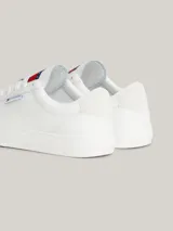 Zapatillas Tommy Jeans Essential de cuero blanco, con cordones y suela cupsole de goma. Presentan el logo de Tommy Jeans en la lengüeta y en el talón.