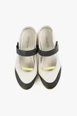 Zapato de cuero sintético color verde oliva y negro, con suela track blanca y tira de velcro en el empeine.