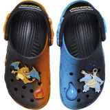 Zuecos Crocs Classic de Pokémon Versus, con diseño asimétrico: el pie derecho representa el tipo fuego y el izquierdo el tipo agua. Incluyen charms Jibbitz de Pokémon y logo de Pokémon en la correa trasera.