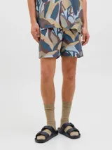 Short de baño con estampado abstracto en tonos celeste, marrón, beige y gris. Tiene cintura elástica con cordón ajustable, bolsillos laterales y un bolsillo trasero.