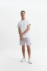 Short de baño largo a rayas verticales en tonos rosa, azul y blanco. Tiene cintura elástica con cordón ajustable, dos bolsillos laterales y uno trasero.