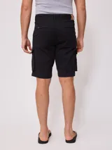 Bermuda cargo gris con bolsillos laterales y traseros con solapa.