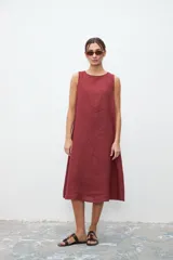 Vestido midi color bordó, de lino, corte recto y sin mangas.
