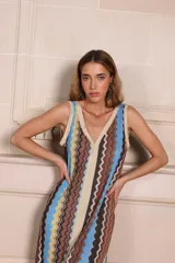 Vestido largo con estampado vertical multicolor, escote en V y espalda baja en V.