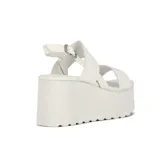 Sandalias blancas con plataforma, dos tiras anchas sobre el empeine y tira con hebilla al tobillo.