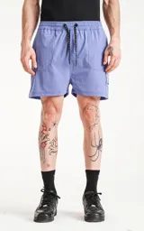 Short de baño color lavanda, de calce regular, con cintura elástica y cordón ajustable. Posee cuatro bolsillos, incluyendo bolsillos cargo con tapa en los laterales.