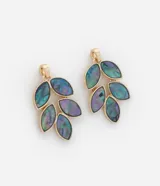 Aros colgantes dorados con forma de hojas marmolizadas en tonos azul, verde y violeta.