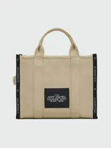 Bolso de jacquard negro con logotipo en blanco y asas cortas, diseño práctico y elegante.