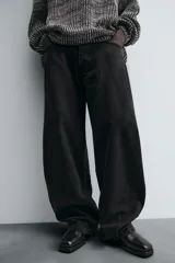 Pantalón de jean negro de corte amplio, estilo balloon fit, con cinco bolsillos y cierre frontal con botones.