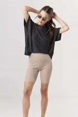 Shorts tipo biker de tejido de punto color beige melange, ajustados al cuerpo.